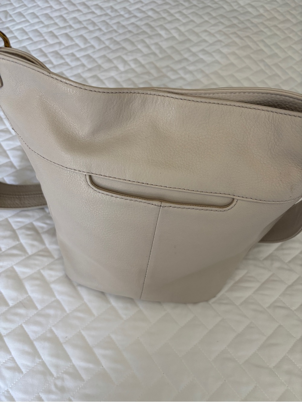 Hobo Brand Flare Bucket Bag. Cream Leather. Pebbled. Shoulder Bag - Picture 2 of 6